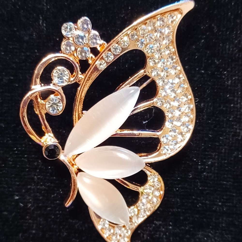 ADORABLE BUTTERFLY BROOCH - GOLDTONE RHINESTONE BLING!! New Lower Price